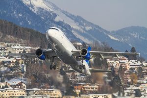 Finnair A320 stijgt op van Innsbruck