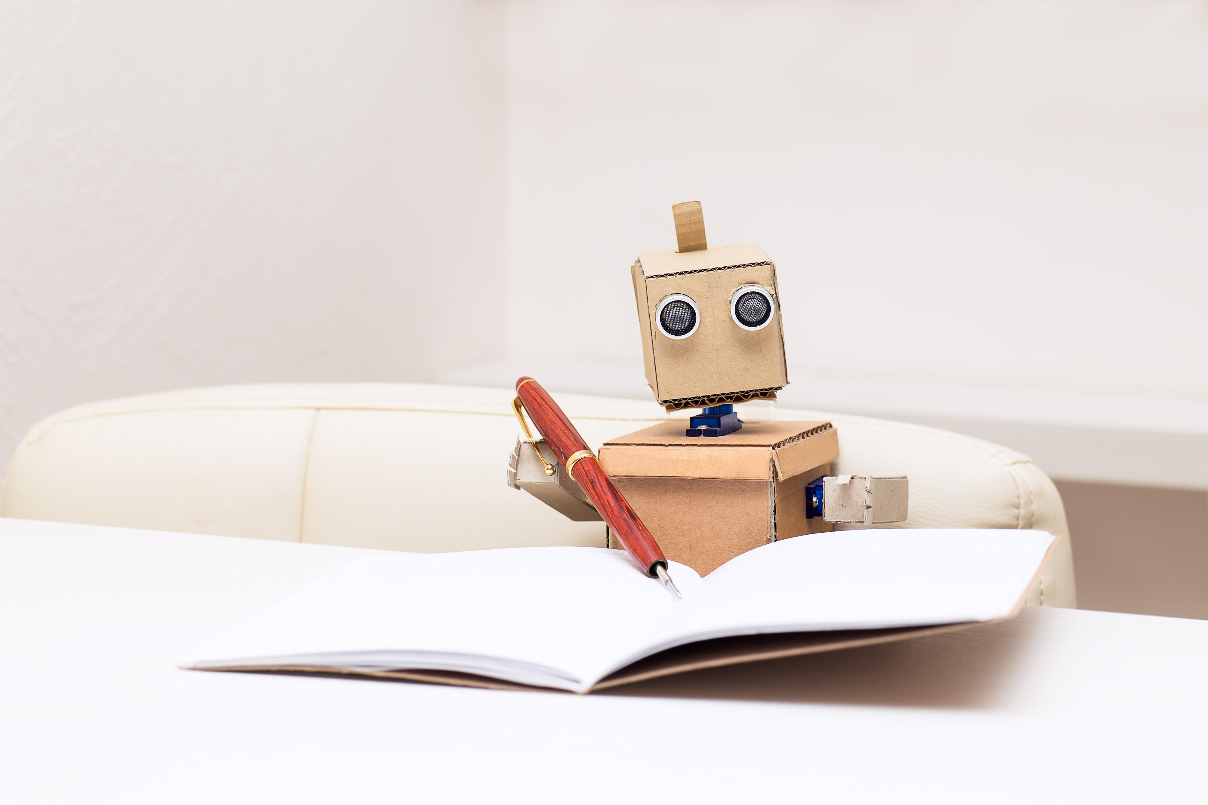 Как пишется интеллектуальный. Робот с книгой. Робот писатель. Робот пишет. Пишущий робот.
