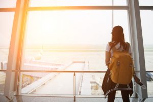 jonge vrouw op luchthaven