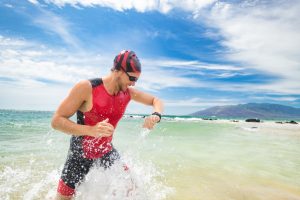 triatlon zwemmer met smartwatch