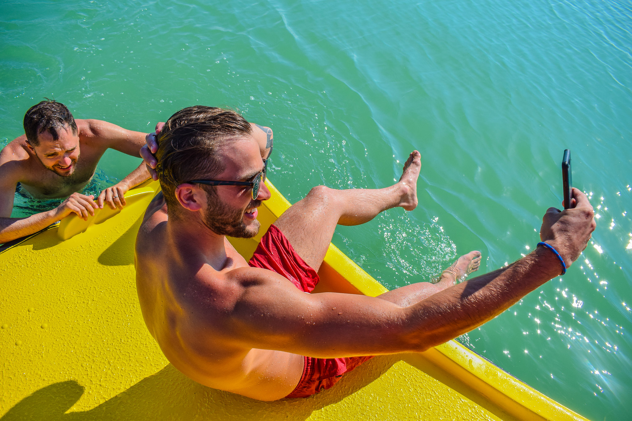 Человек делает селфи. Картинки make more. Take more 22. Take more 22. Ocean band.