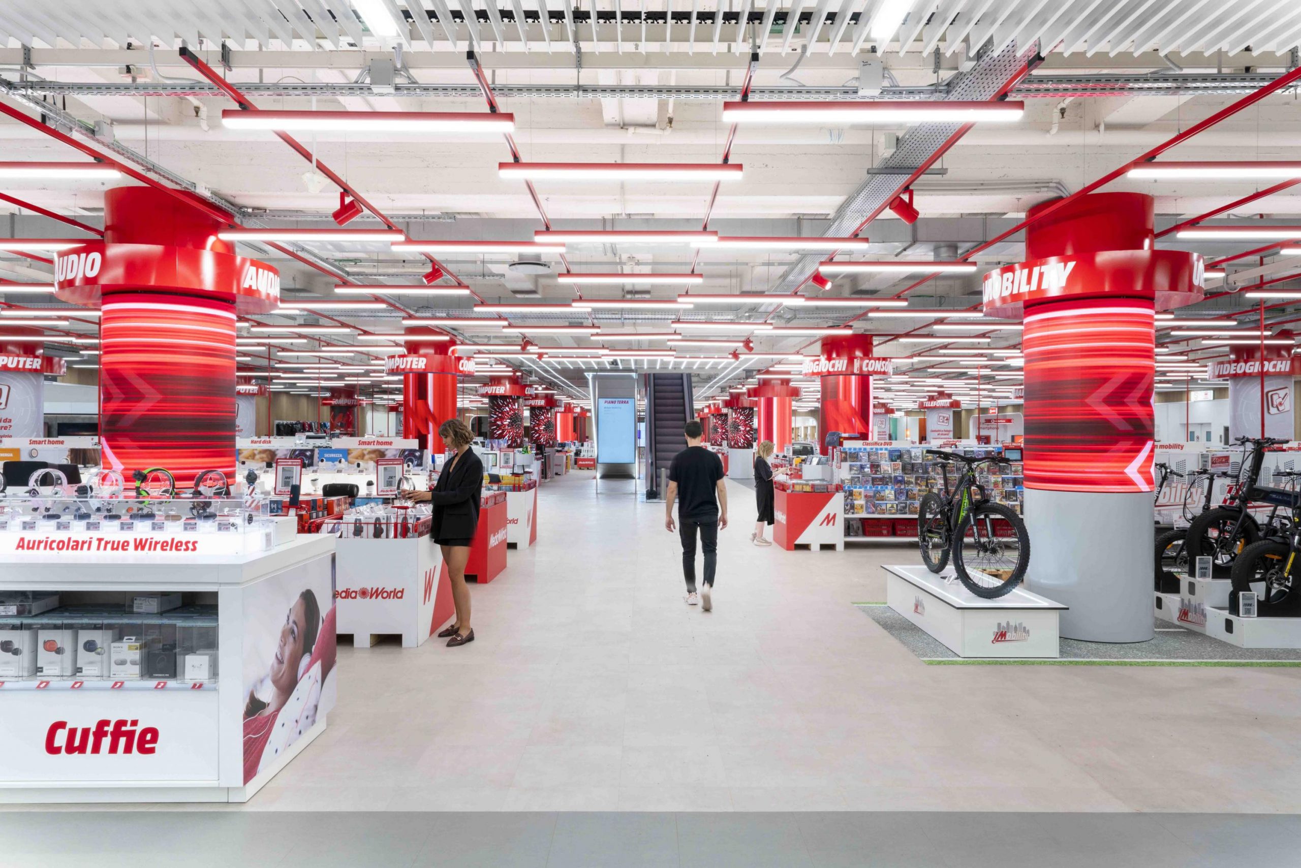 Politieagent Golf Maria MediaMarkt opent 'technologiewalhalla' in Rotterdam - Emerce