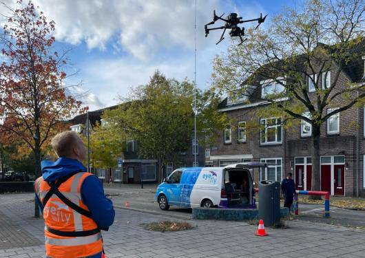 Drone en camera-auto brengen Liendert in kaart