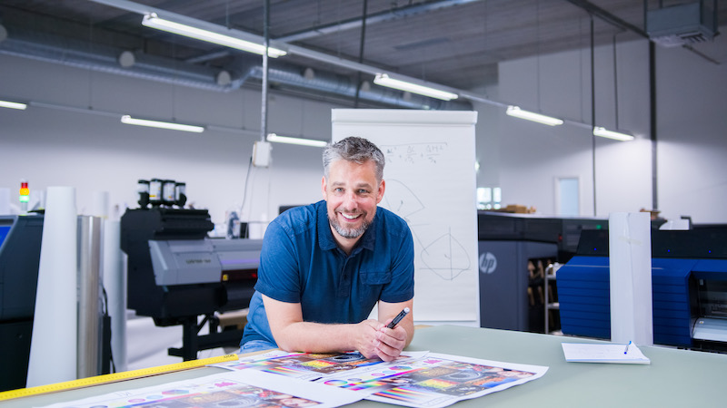 Colorbase CEO Marco Roos kijkt lachend in de camera