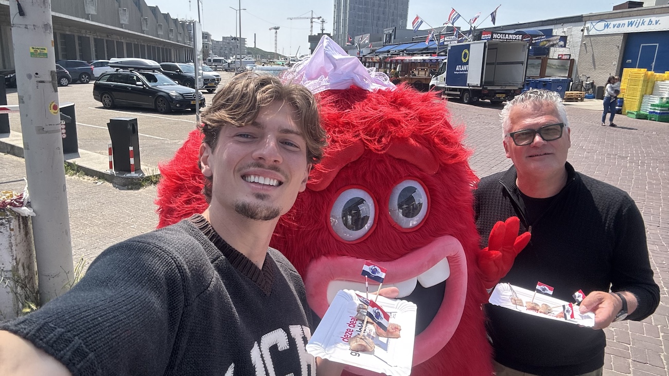 hollandsnieuwe opent haringseizoen met activatie in Scheveningen