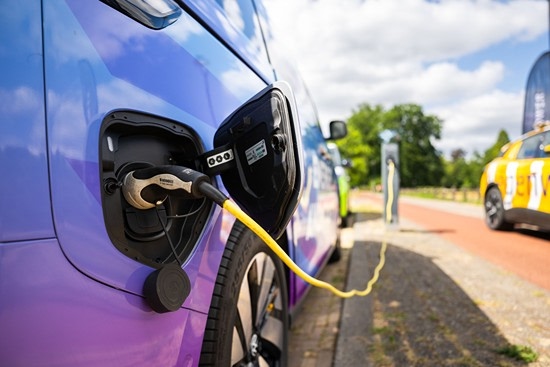 Elektrische rijders ontvangen vergoeding voor ontlasten stroomnet in Gelderland
