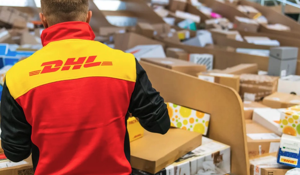 DHL wil zware pakketten voortaan standaard met twee bezorgers laten afleveren